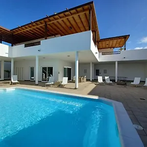 villa-lanzarote-puerto-calero.in-canary-islands.com/